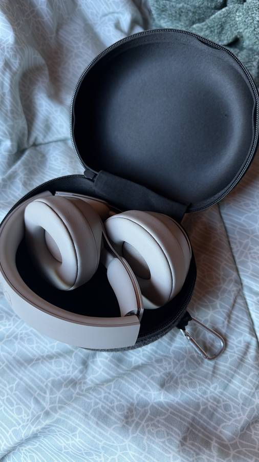 Apple Beats Solo Pro Headphones Like New