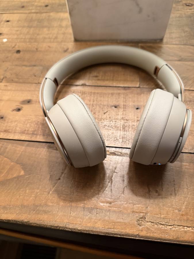 Apple Beats Solo Pro Headphones Like New