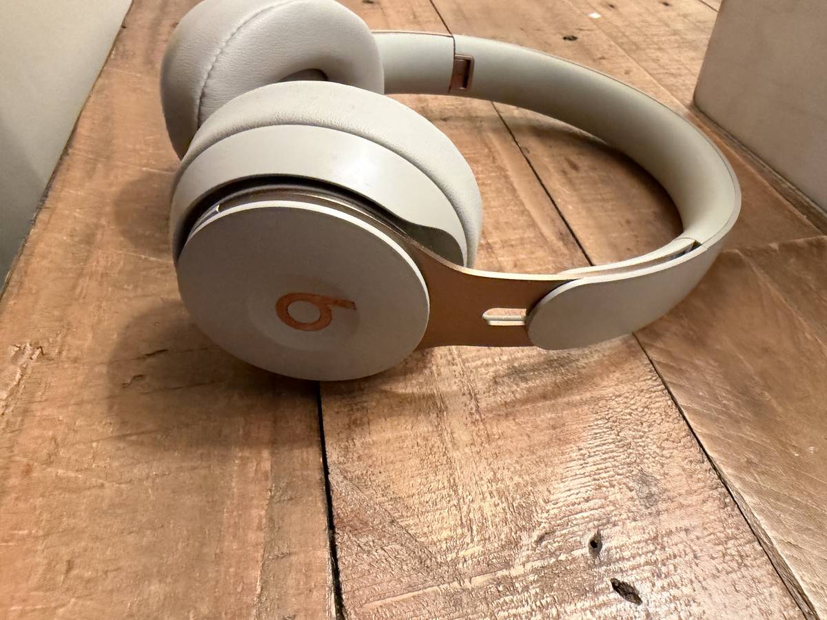 Apple Beats Solo Pro Headphones Like New