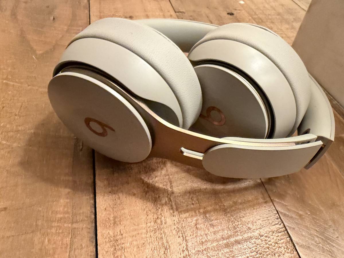 Apple Beats Solo Pro Headphones Like New