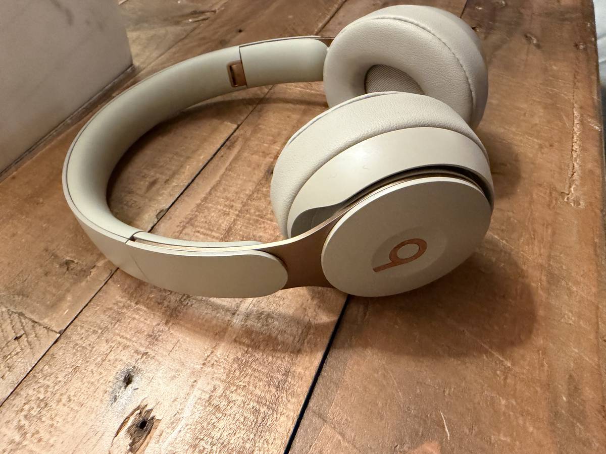 Apple Beats Solo Pro Headphones Like New