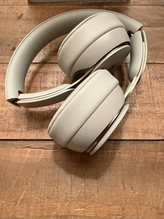 Apple Beats Solo Pro Headphones Like New